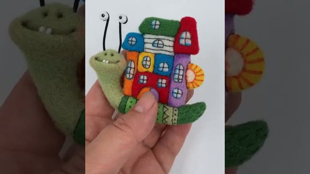 Улитка брошь из шерсти сухим валянием. смотреть онлайн