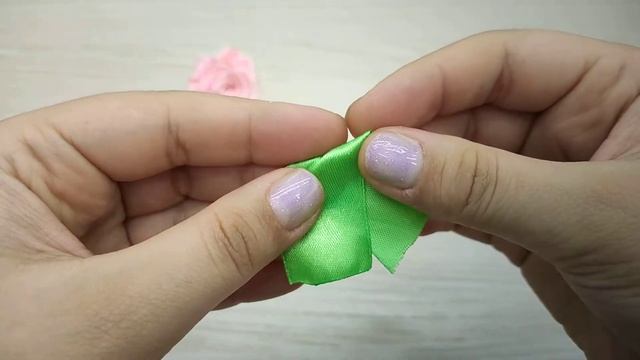 КАК СДЕЛАТЬ ЛИСТЬЯ ИЗ АТЛАСНЫХ ЛЕНТ / ЛИСТИКИ ИЗ АТЛАСНЫХ ЛЕНТ /ЛИСТЬЯ ИЗ АТЛАСНЫХ ЛЕНТ МАСТЕР КЛАС смотреть онлайн