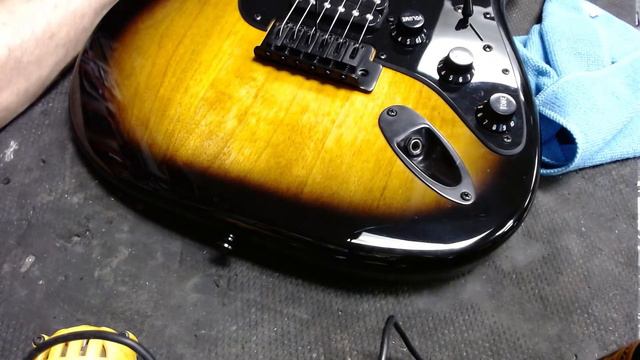 SQUIRE BULLET STRAT/BEGINNING GUITARIST NEEDS NEW STRINGS смотреть онлайн