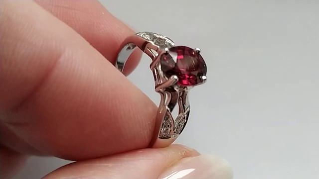 Серебряное кольцо с танзанийским родолит гранатом 2.05ct (9х7мм) и фианитами, день смотреть онлайн
