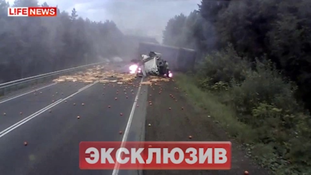 Грузовик с отказавшими тормозами протаранил 4 авто! смотреть онлайн