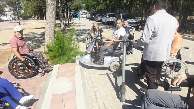 Встреча администрации г.Саки с инвалидами колясочниками после травмы девушки 31.08.2020 Набережная