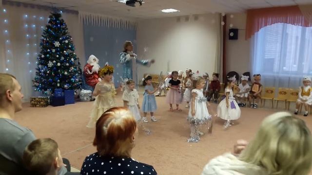 Детский номер "Серебристые снежинки", Новогодний утренник в детском саду смотреть онлайн