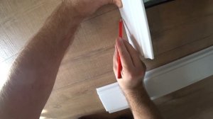 Полиуретановый плинтус на пол. Установка плинтуса из дюрополимера. (Белый плинтус).