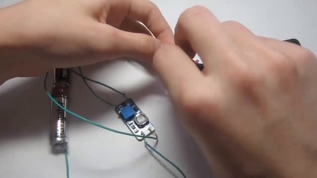 Как зарядить телефон ПАЛЬЧИКОВЫМИ батарейками/How to charge the phone using the batteries!? смотреть онлайн