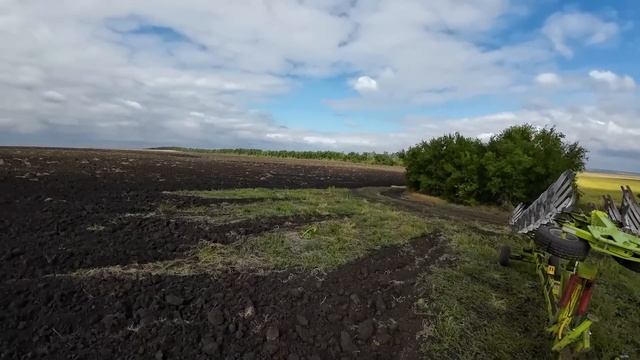 Трактор Кировец с плугом Сириус ПОМ-6+1+1. Допахиваю поле. смотреть онлайн
