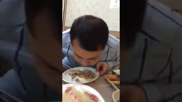 Казахи едят живых осьминогов в Китае смотреть онлайн