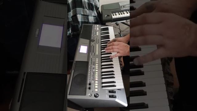 Классная игра на синтезаторе Korg PA-600 VS Yamaha PSR-S670 смотреть онлайн