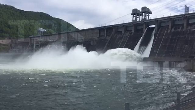 Красноярская ГЭС увеличила сброс воды до 6000 кубометров в секунду смотреть онлайн
