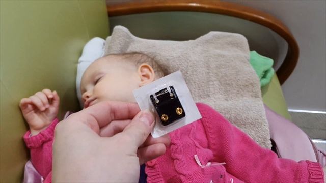 Первые серёжки. Прокалываем ушки #серёжки #дочка #проколушей