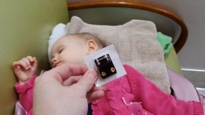 Первые серёжки. Прокалываем ушки #серёжки #дочка #проколушей