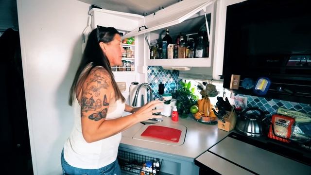 Family Of 4 Renovated Budget RV Into A Full Time Travel Tiny House On Wheels смотреть онлайн