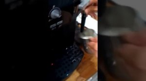 Приготовление капучино в кофемашине DeLonghi Caffe Corso
