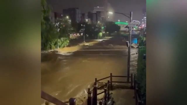 Emergency alarm level 3! The worst flood in 80 years in Seoul, South Korea смотреть онлайн