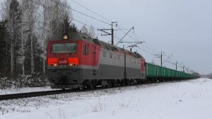 Две "Синары" 2ЭС6-041 и 2ЭС6-166 с грузовыми поездами встречаются на перегоне