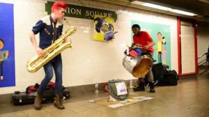 Уличный саксофонист ►Развлекает людей в переходе Street musician Уличный музыкант