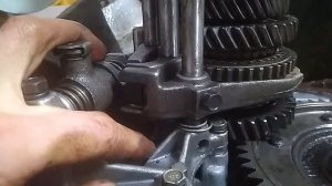 Заклинило передачу. Что происходит внутри КПП