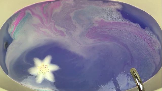 BODY BONBON - "Starburst" Bath Bomb Demo & Review in Jetted Tub BUBBLES!! *SHOOTING STAR BATH ART* смотреть онлайн