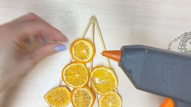 Необычная ёлочка из сушеных апельсинов I Простая идея ароматного новогоднего декора смотреть онлайн