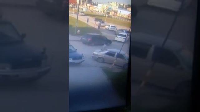 Орудует автомобильный вор на парковке возле «Астора» в Бердске смотреть онлайн