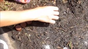 Сделали массажный коврик для ног из крышек от пластиковых бутылок