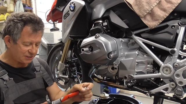 BMW R1200GS LC [2014] SparkPlug Change. THE RIGHT WAY !  ??---?