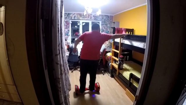 Научиться кататься на гироборде за 14 минут с ребенком на руках смотреть онлайн
