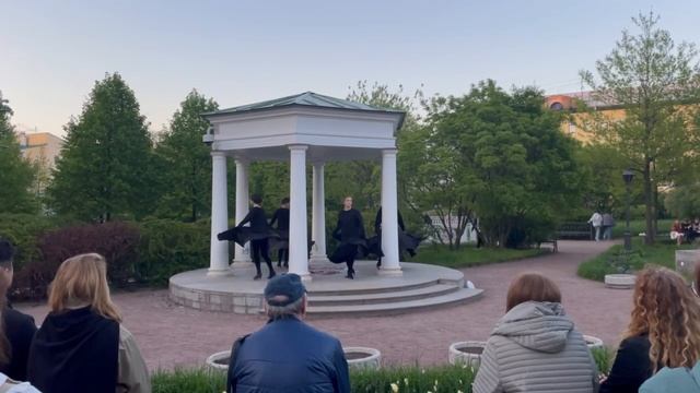 Постановка по мотивам стихов Анны Ахматовой актёрами театра «Буфф» в саду усадьбы Державина смотреть онлайн