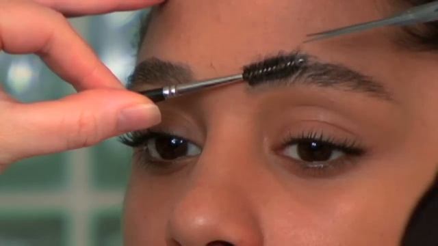Eyebrow Tips: Trimming Your Brows to Shape the Arch смотреть онлайн