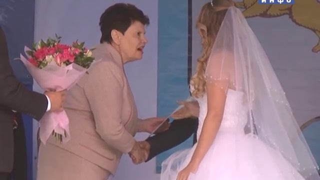 Вручение сертификатов молодоженам (2015-08-25) смотреть онлайн