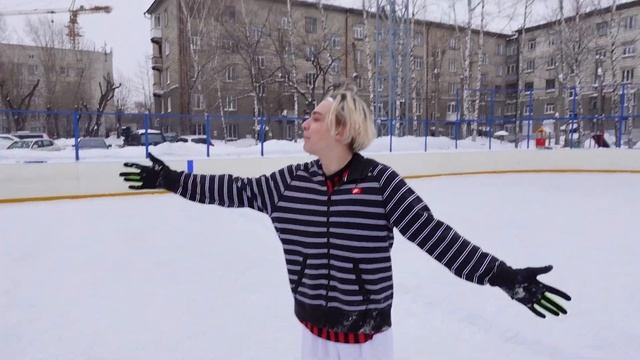 САМЫЙ СКОЛЬЗКИЙ ФУТБОЛЬНЫЙ ЧЕЛЛЕНДЖ НА ЛЬДУ НА СТРИЖКУ НАЛЫСО!!! смотреть онлайн