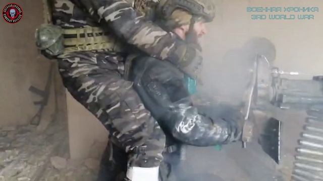 Пулеметчик с  КПВТ выносит врага в городской застройке