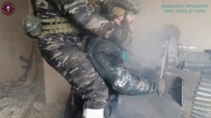 Пулеметчик с  КПВТ выносит врага в городской застройке