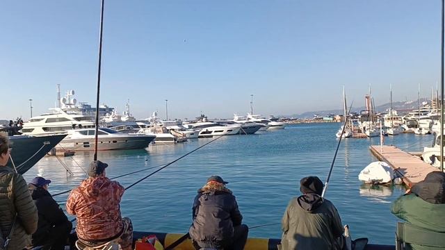 Sochi 20240101 Людный Морской порт города Сочи с азартными рыбаками и зеваками смотреть онлайн