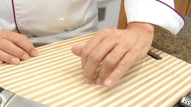How to Hold a Chef Knife and Position Your Guide Hand смотреть онлайн