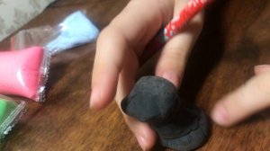 Лепим чёрного кота из воздушного пластилина