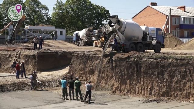 Продолжается строительство начальной школы в станице Брюховецкой смотреть онлайн
