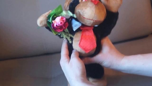 Черная обезьяна с букетом цветов и в красном галстуке. inmagig.ru смотреть онлайн