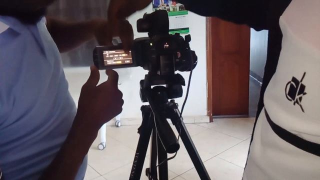 Unboxing Canon Video Camera XA11, setup, and connection of Boya microphones смотреть онлайн