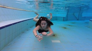 В бассейне под водой