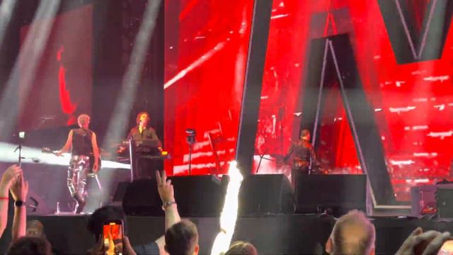 Depeche Mode - Personal Jesus | Memento Mori World Tour (Ziggo Dome Amsterdam 18-05-2023) смотреть онлайн