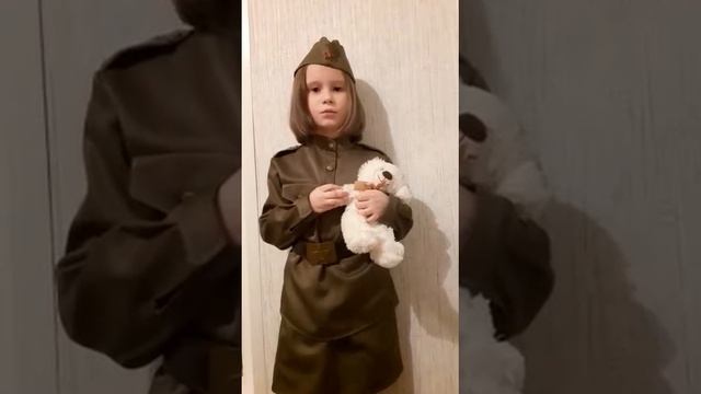 Оборванного мишку утешала. смотреть онлайн