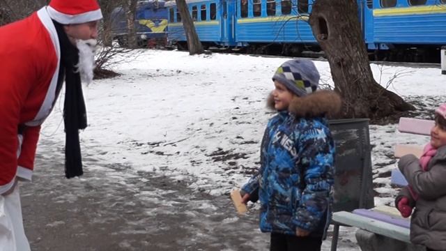 Детская радость! Новогодний выпуск! Дед Мороз дарит подарки детям прямо на улице! смотреть онлайн