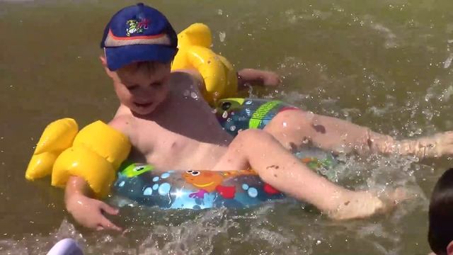 Каркасный бассейн BESTWAY. Установка, купание и отдых. смотреть онлайн