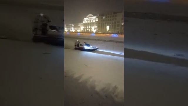 Ледокол разбивает лед на Москва реке на новый 2022 год смотреть онлайн
