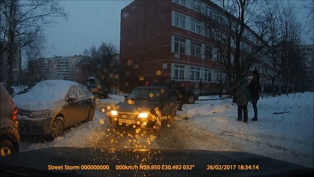 Разъезд во дворе.... Правильные действия ))) смотреть онлайн