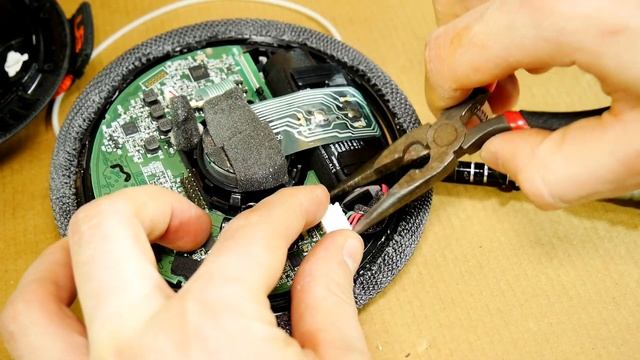 Logitech UE ROLL Bluetooth Speaker Disassembly смотреть онлайн