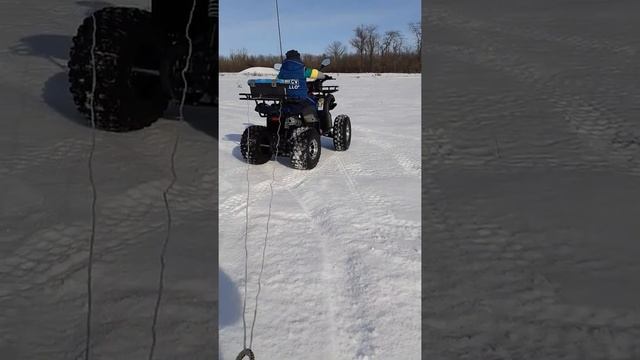 покатушки на ледянке привязанной за квадрик смотреть онлайн