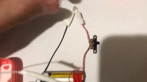 Заряжающийся фонарик из одноразовой электронной сигареты.