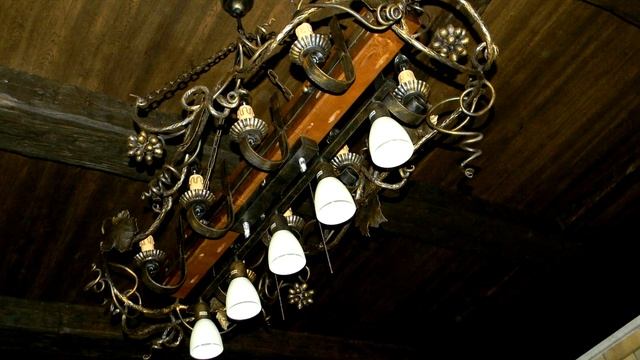 Красивая кованая люстра под старину из деревянного бруса в интерьере ковка смотреть онлайн